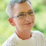 headshot photo of author elle mott